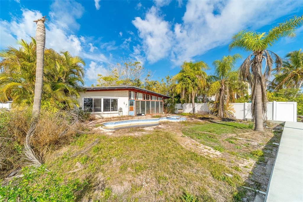 На продажу: $1,150,000 (0.17 acres)