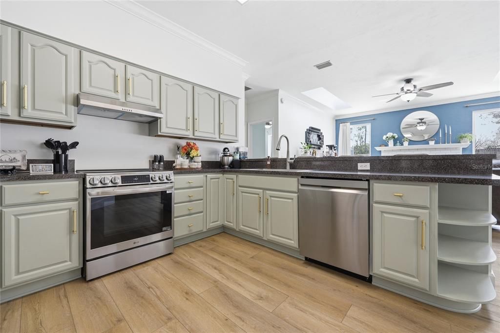 Activo con contrato: $595,000 (5 camas, 3 baños, 2729 Pies cuadrados)
