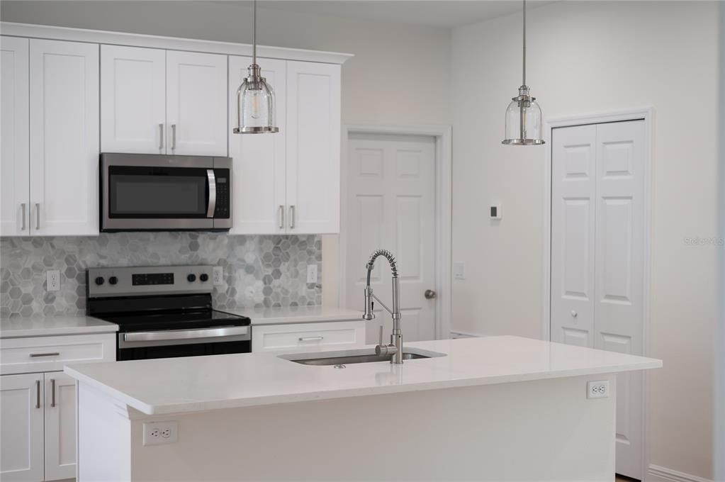 For Sale: $354,000 (3 beds, 2 baths, 1483 Square Feet)