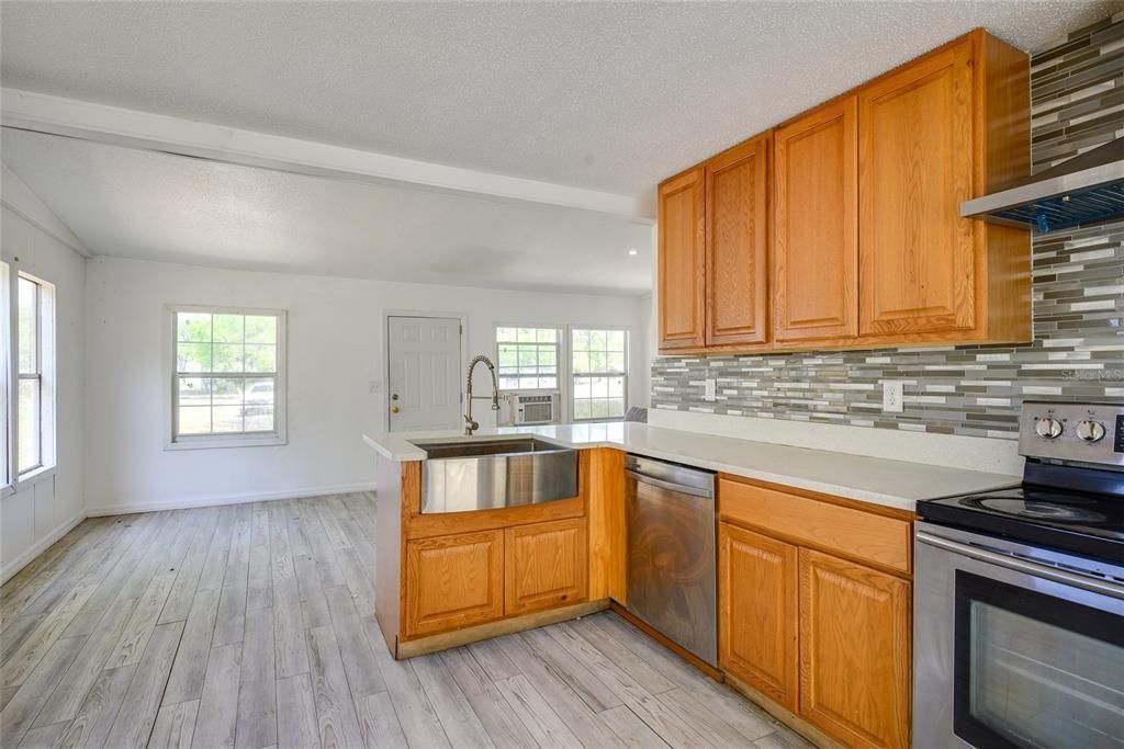 Active With Contract: $259,000 (3 beds, 2 baths, 960 Square Feet)