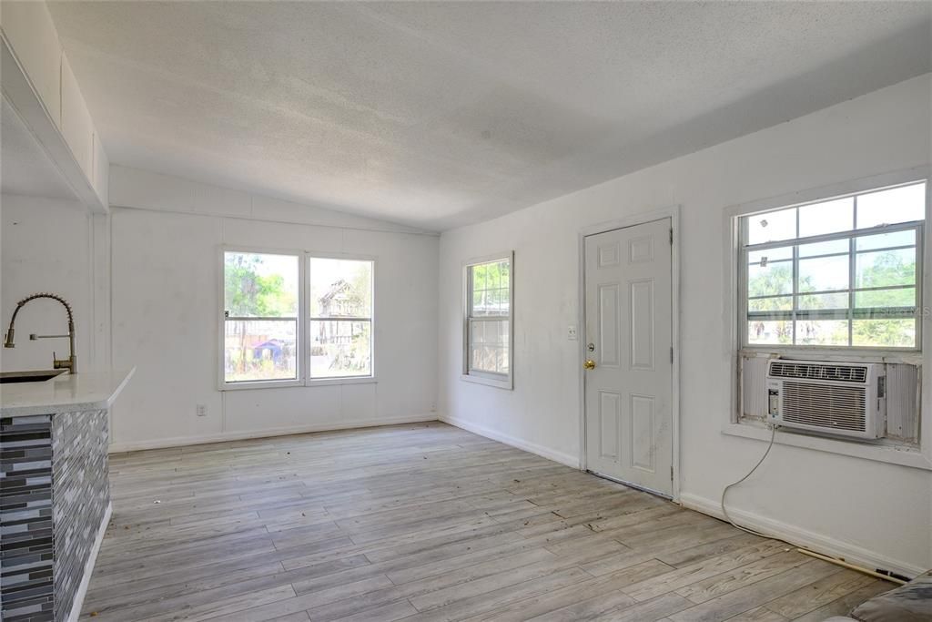 Active With Contract: $259,000 (3 beds, 2 baths, 960 Square Feet)