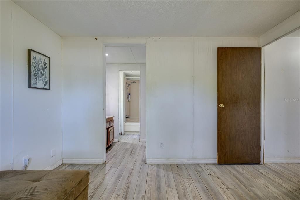 Active With Contract: $259,000 (3 beds, 2 baths, 960 Square Feet)