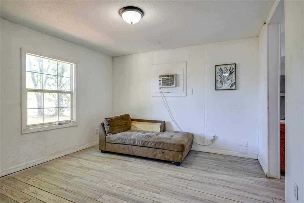 Active With Contract: $259,000 (3 beds, 2 baths, 960 Square Feet)