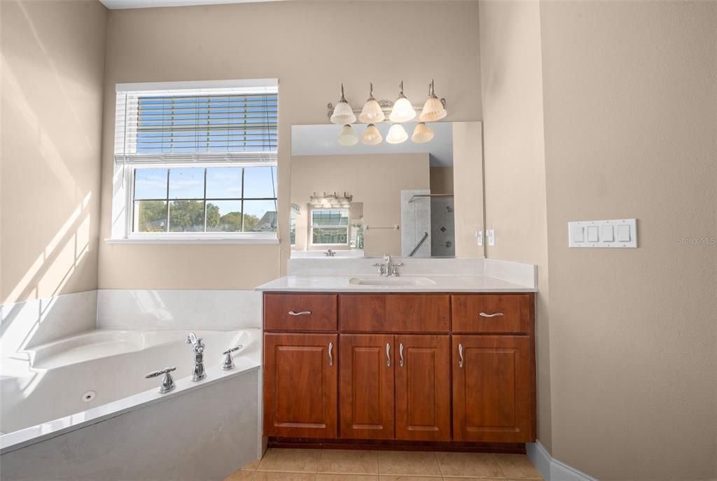 En Venta: $543,000 (4 camas, 3 baños, 2700 Pies cuadrados)