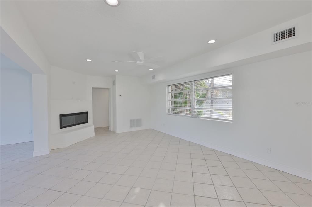 На продажу: $1,199,900 (0.15 acres)