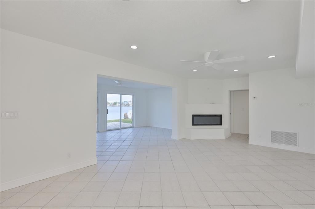 На продажу: $1,199,900 (0.15 acres)