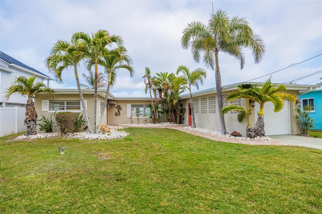 На продажу: $1,199,900 (0.15 acres)