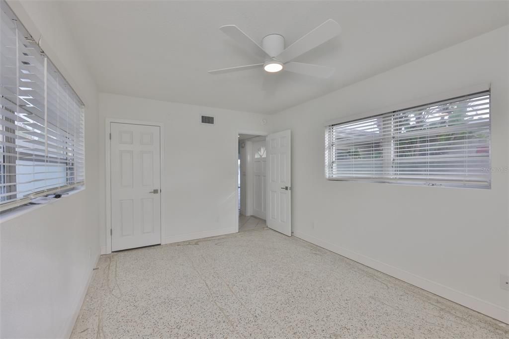 На продажу: $1,199,900 (0.15 acres)