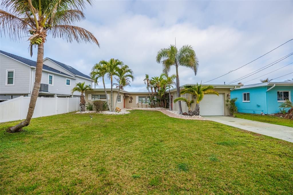 На продажу: $1,199,900 (0.15 acres)