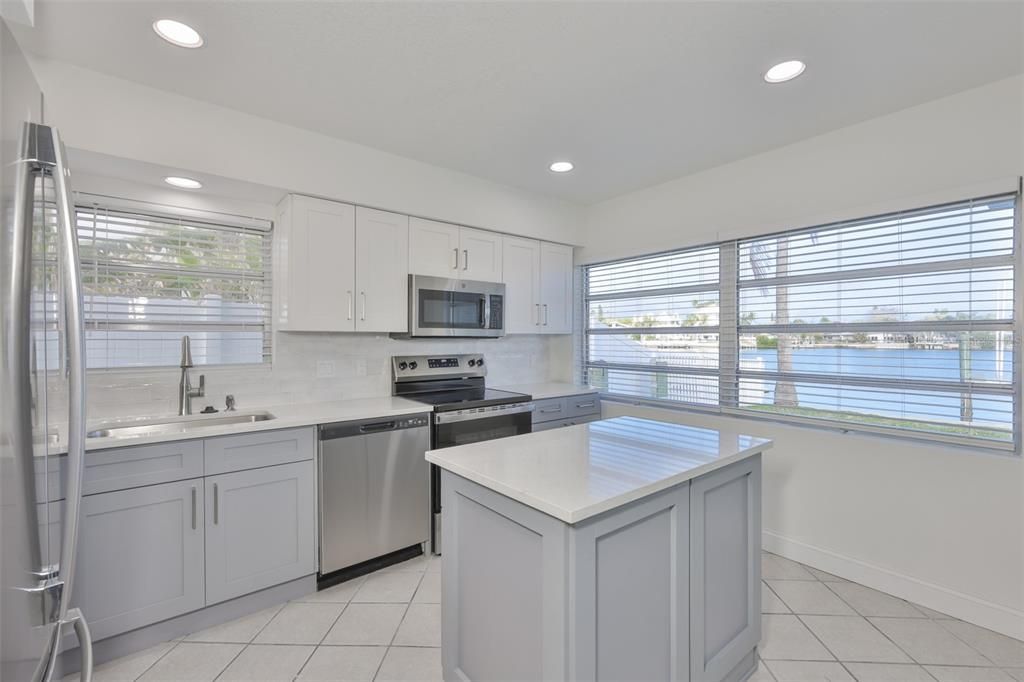 На продажу: $1,199,900 (0.15 acres)