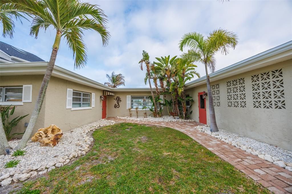 На продажу: $1,199,900 (0.15 acres)