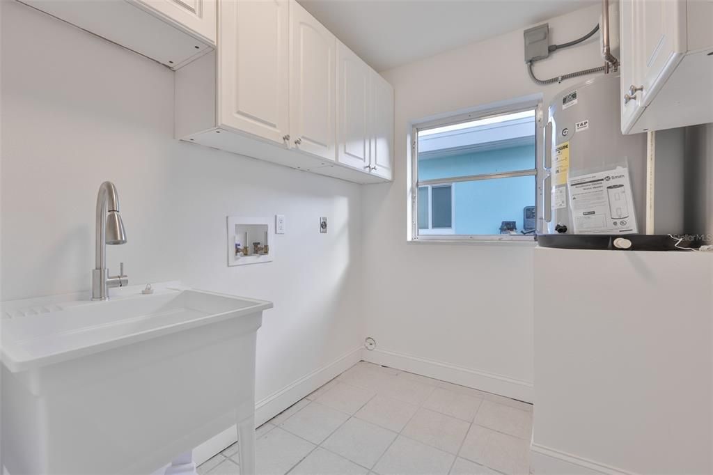 На продажу: $1,199,900 (0.15 acres)