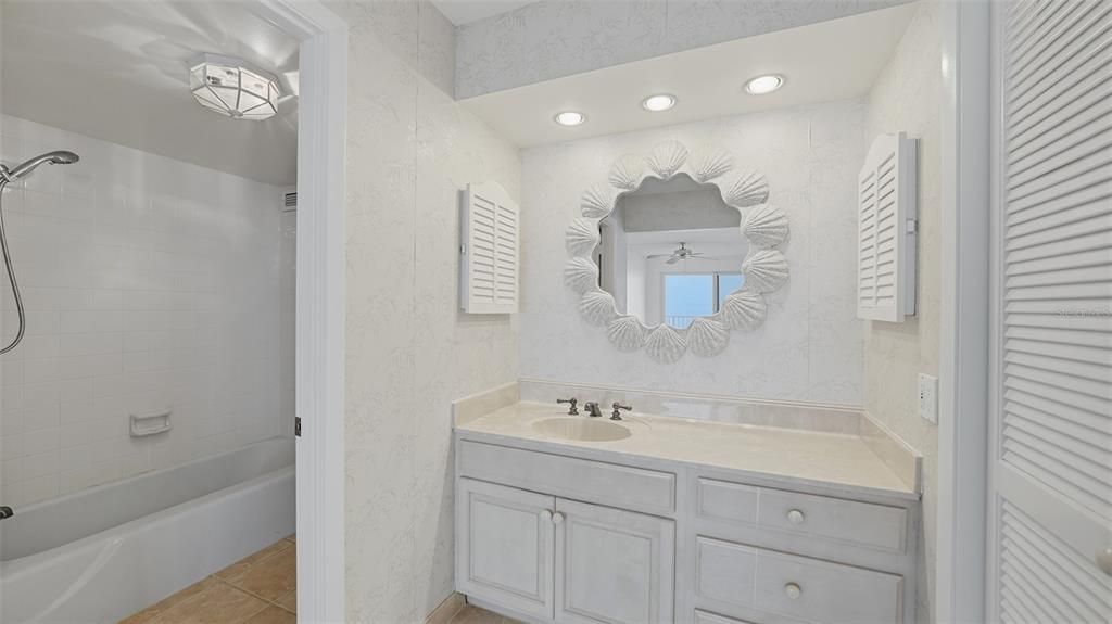 For Sale: $1,000,000 (2 beds, 2 baths, 1235 Square Feet)