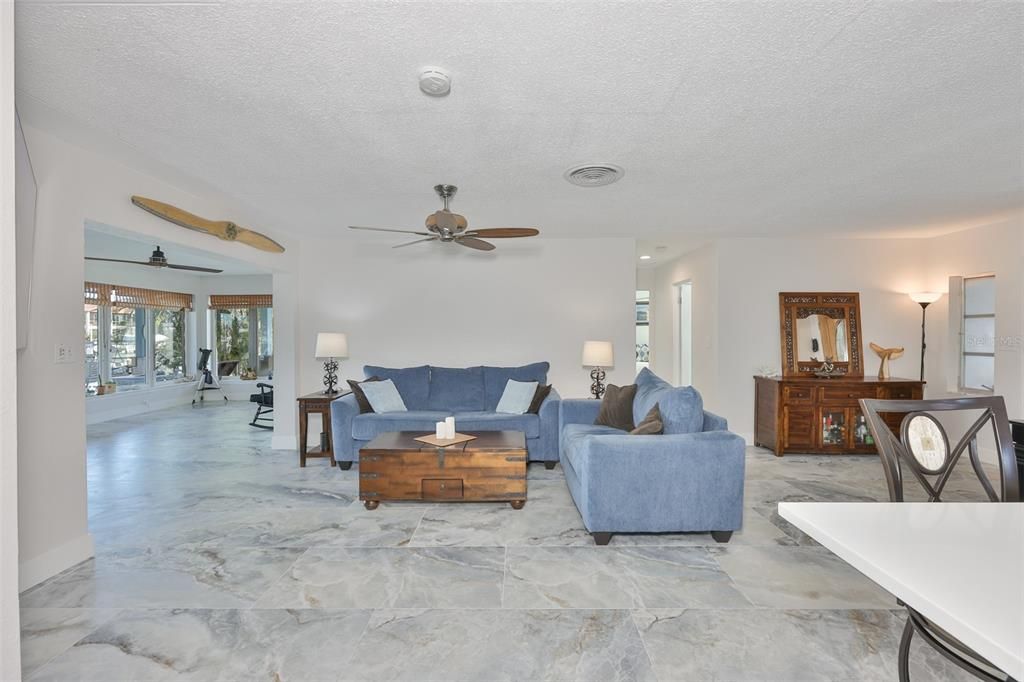 Activo con contrato: $959,900 (3 camas, 2 baños, 1600 Pies cuadrados)
