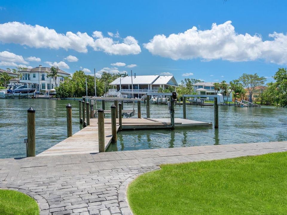 For Sale: $4,900,000 (0.84 acres)