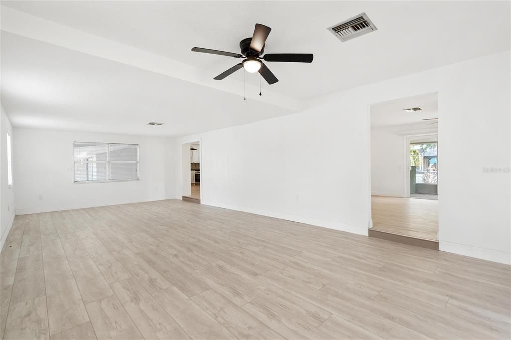 En Venta: $579,900 (4 camas, 3 baños, 2283 Pies cuadrados)