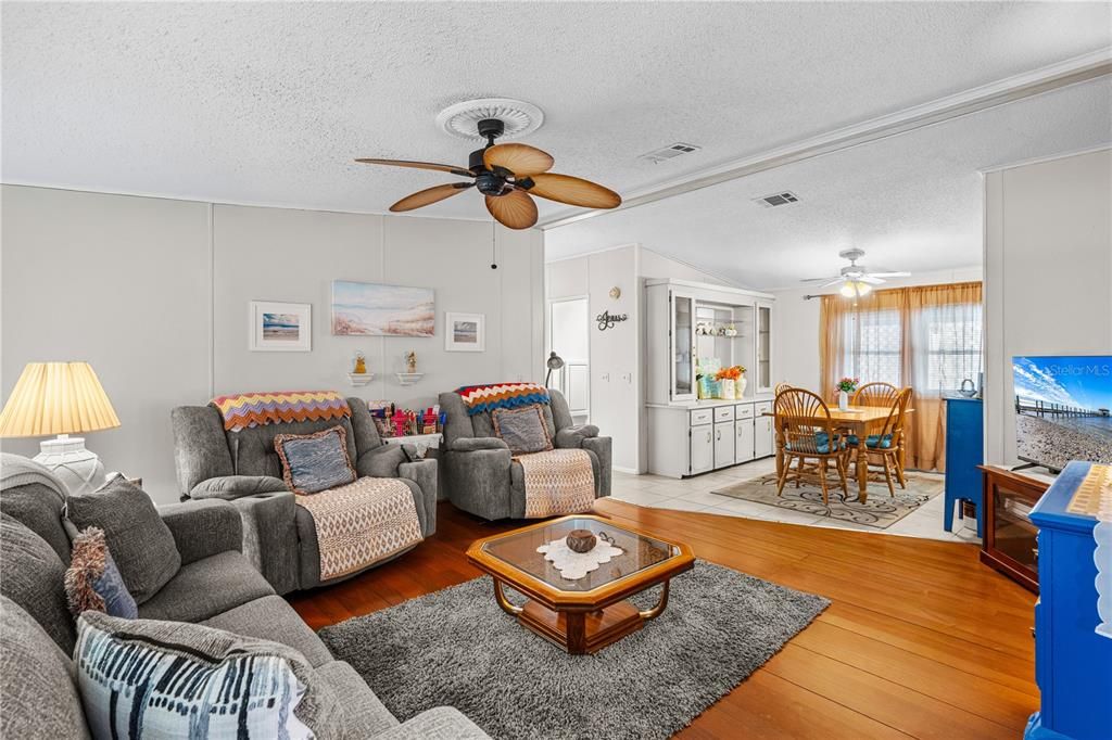 待售: $229,000 (2 贝兹, 2 浴室, 1368 平方英尺)