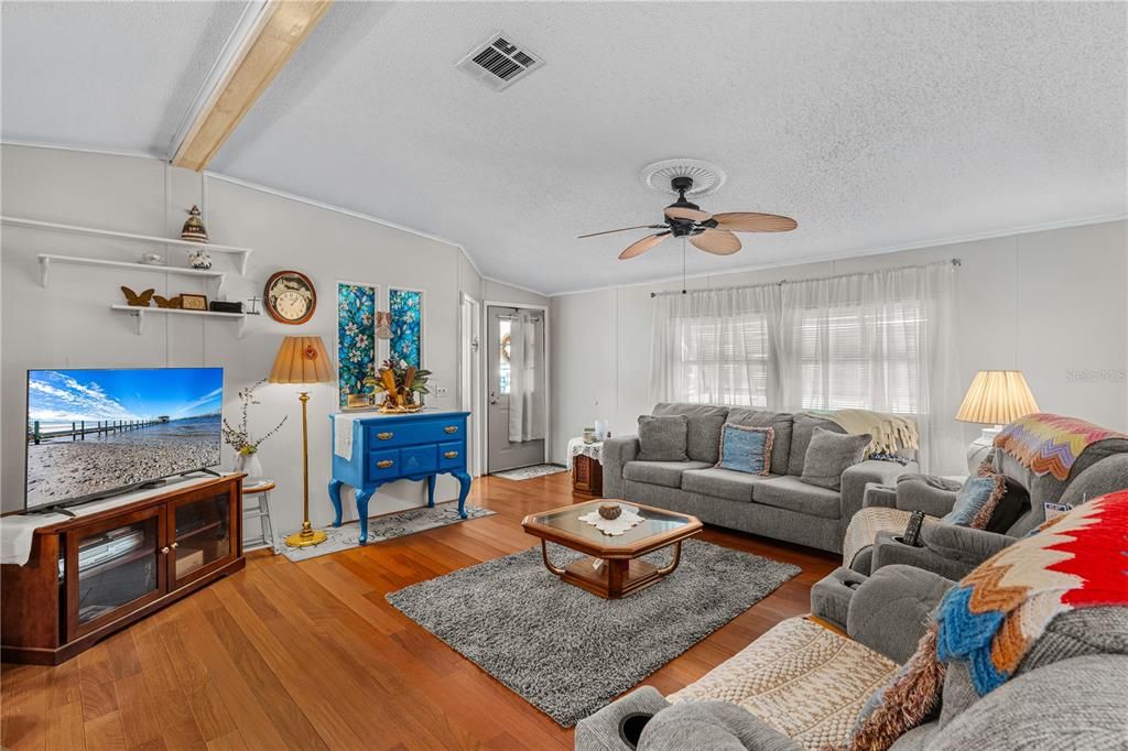 待售: $229,000 (2 贝兹, 2 浴室, 1368 平方英尺)