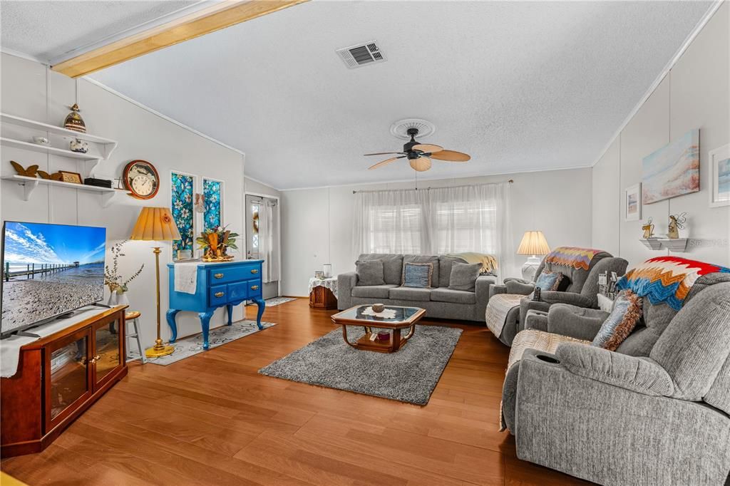 待售: $229,000 (2 贝兹, 2 浴室, 1368 平方英尺)