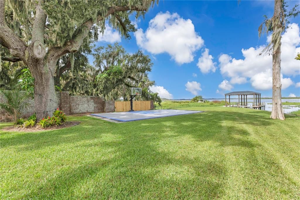 Active With Contract: $1,385,777 (5 beds, 3 baths, 3664 Square Feet)