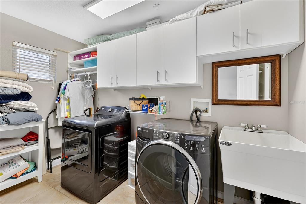 Active With Contract: $1,385,777 (5 beds, 3 baths, 3664 Square Feet)