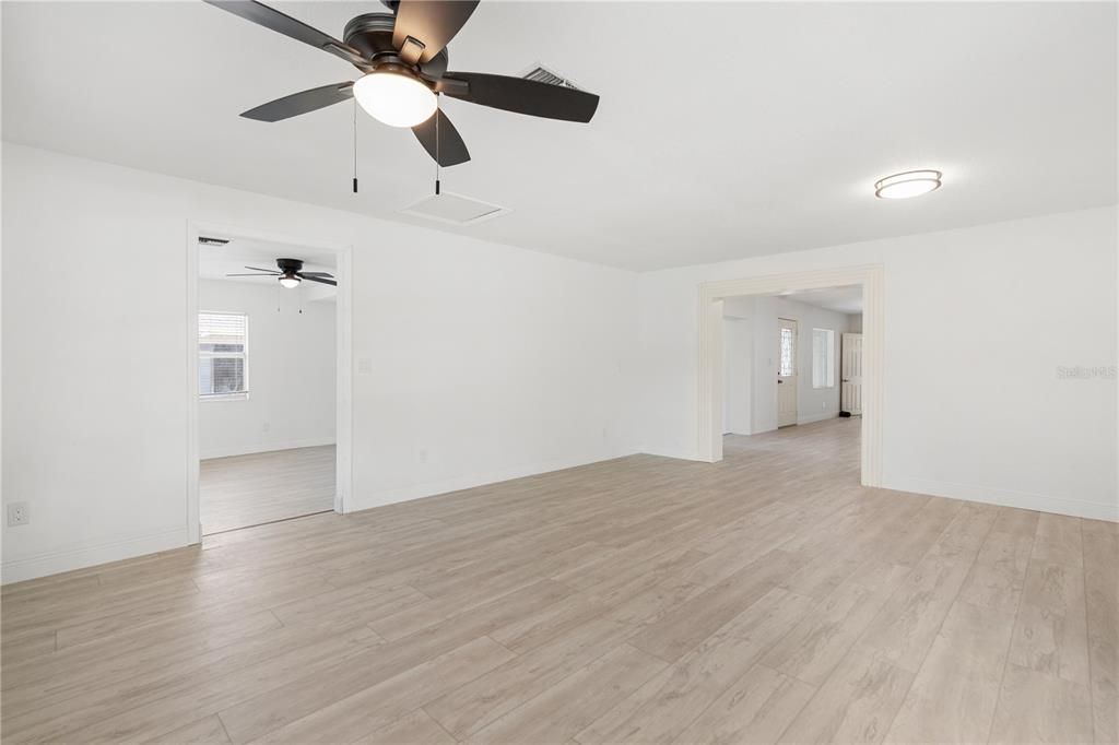 En Venta: $579,900 (4 camas, 0 baños, 2283 Pies cuadrados)