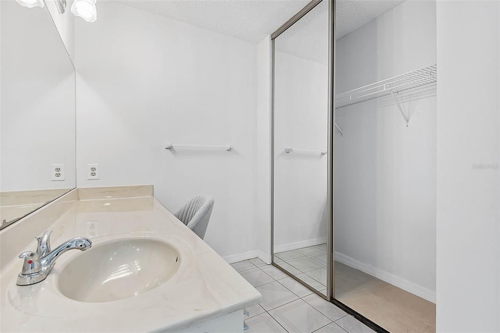 На продажу: $250,000 (2 спален, 2 ванн, 1275 Квадратных фут)