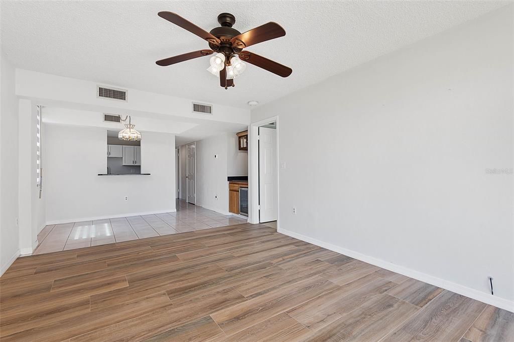 На продажу: $250,000 (2 спален, 2 ванн, 1275 Квадратных фут)