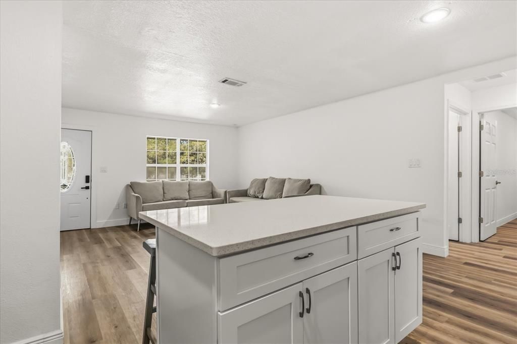 En Venta: $279,000 (4 camas, 2 baños, 1700 Pies cuadrados)