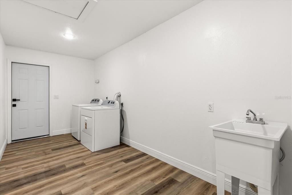 En Venta: $279,000 (4 camas, 2 baños, 1700 Pies cuadrados)