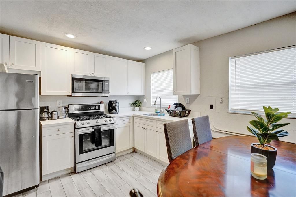 На продажу: $582,000 (4 спален, 2 ванн, 1666 Квадратных фут)