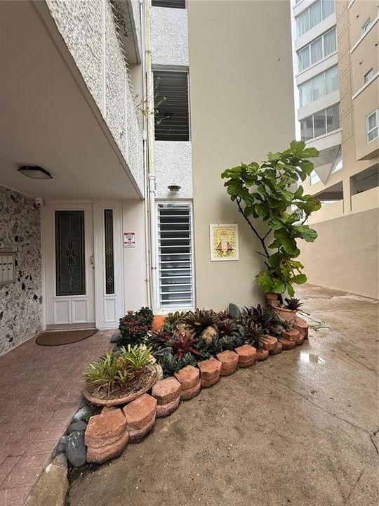 For Rent: $3,000 (2 beds, 1 baths, 880 Square Feet)