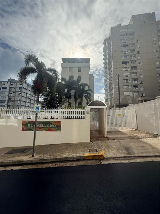 For Rent: $3,000 (2 beds, 1 baths, 880 Square Feet)