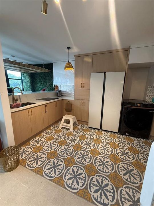 For Rent: $3,000 (2 beds, 1 baths, 880 Square Feet)