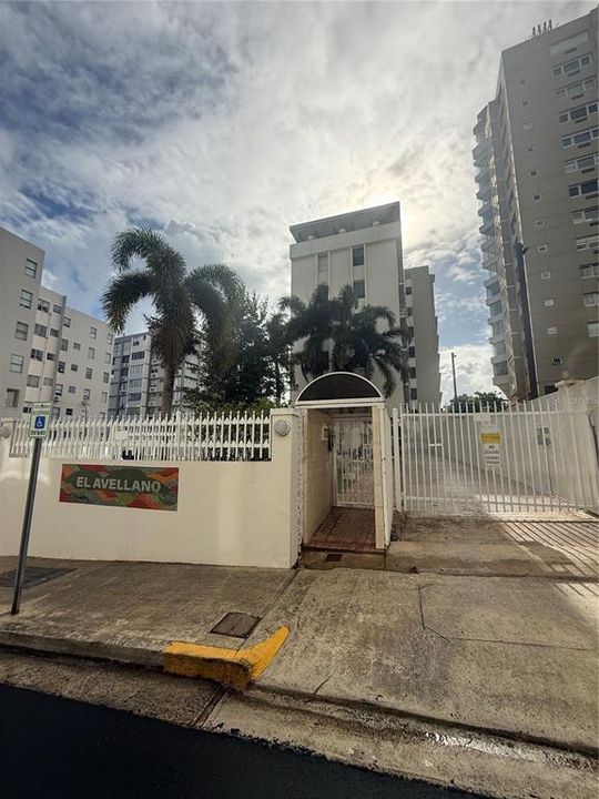 For Rent: $3,000 (2 beds, 1 baths, 880 Square Feet)