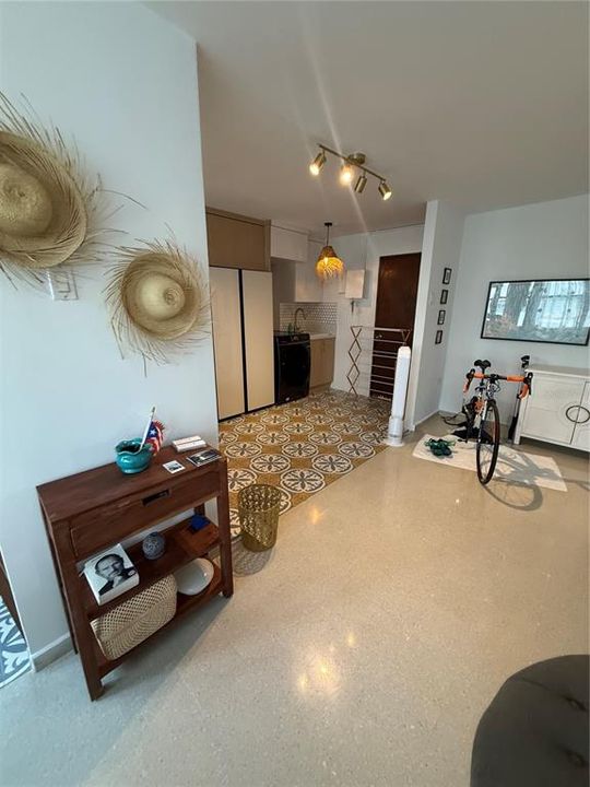 For Rent: $3,000 (2 beds, 1 baths, 880 Square Feet)