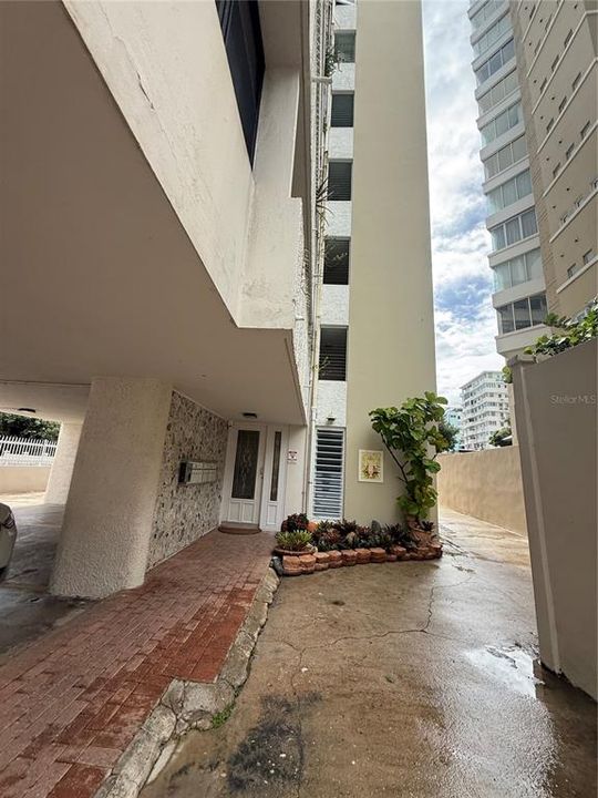 For Rent: $3,000 (2 beds, 1 baths, 880 Square Feet)