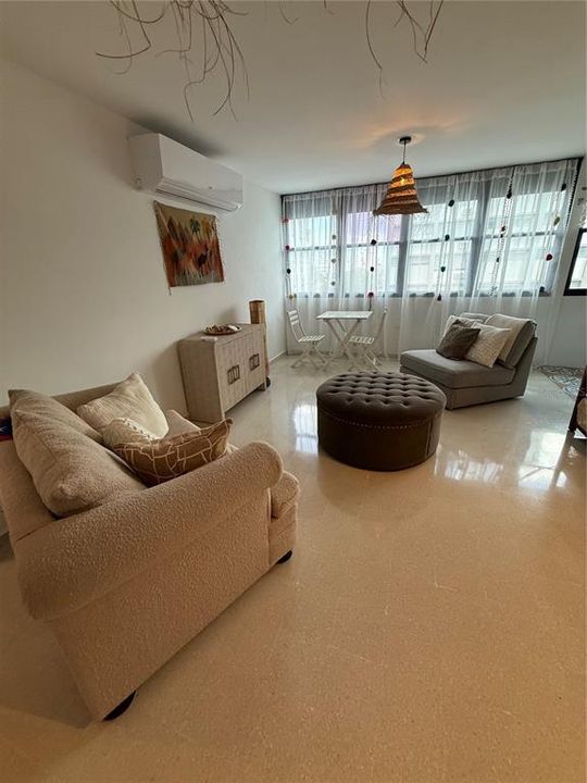 For Rent: $3,000 (2 beds, 1 baths, 880 Square Feet)