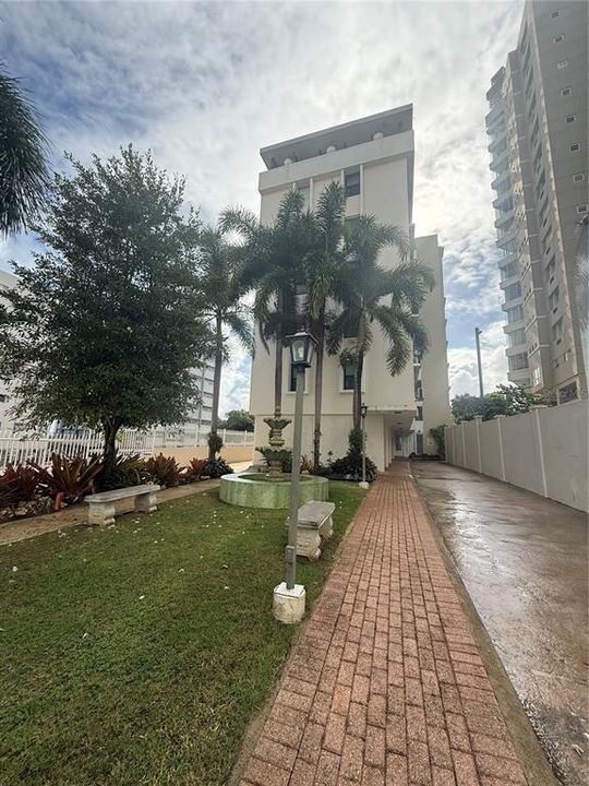 For Rent: $3,000 (2 beds, 1 baths, 880 Square Feet)