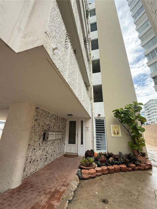 For Rent: $3,000 (2 beds, 1 baths, 880 Square Feet)