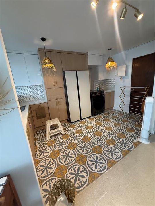 For Rent: $3,000 (2 beds, 1 baths, 880 Square Feet)