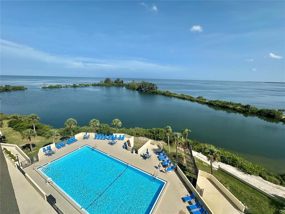 For Rent: $2,300 (2 beds, 2 baths, 950 Square Feet)
