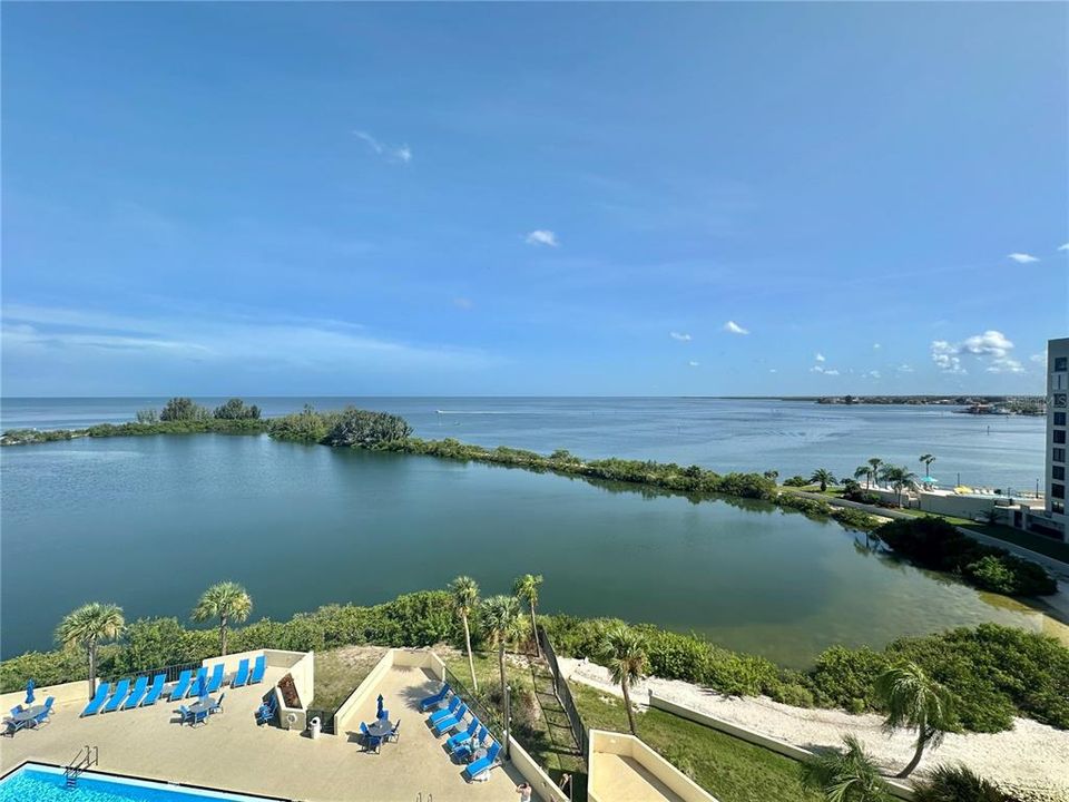 For Rent: $2,300 (2 beds, 2 baths, 950 Square Feet)