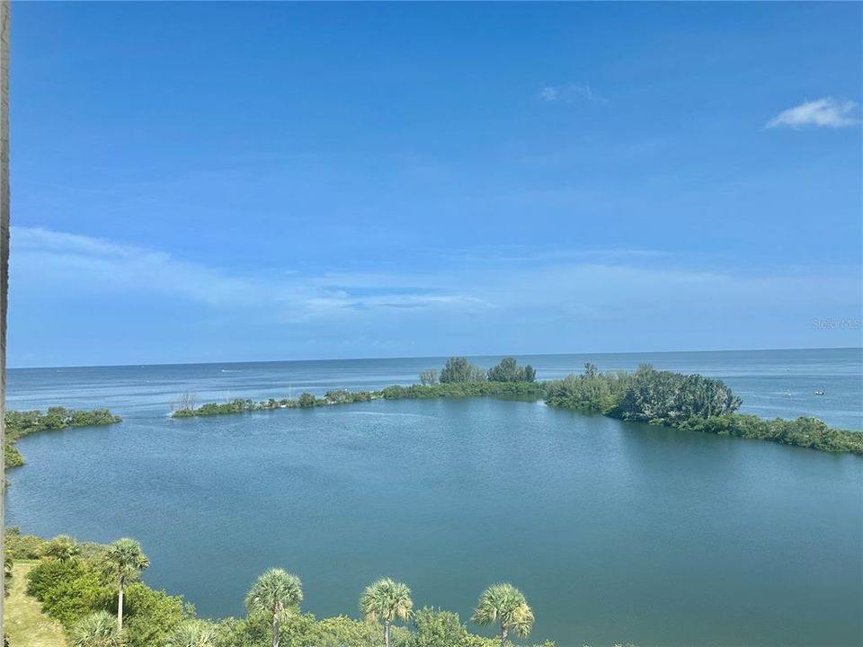 For Rent: $2,300 (2 beds, 2 baths, 950 Square Feet)