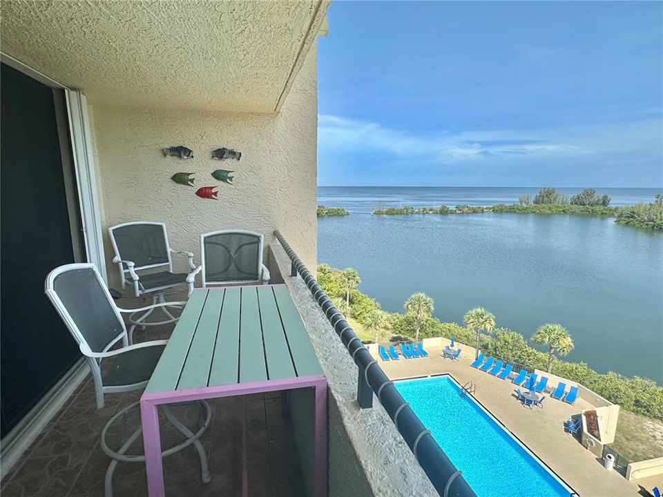For Rent: $2,300 (2 beds, 2 baths, 950 Square Feet)
