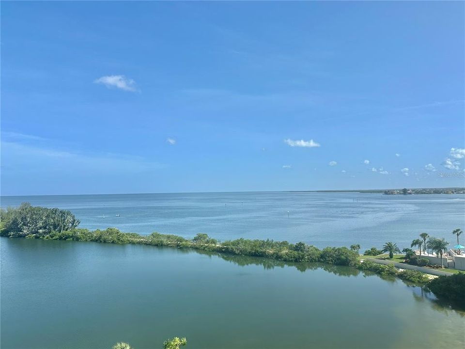 For Rent: $2,300 (2 beds, 2 baths, 950 Square Feet)