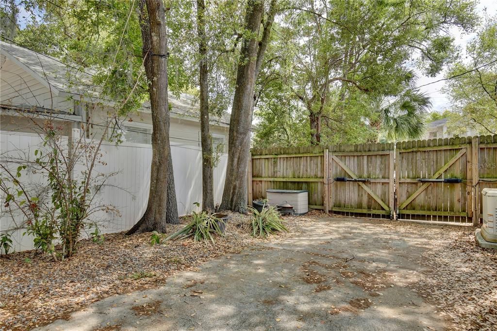 На продажу: $810,000 (4 спален, 0 ванн, 1742 Квадратных фут)