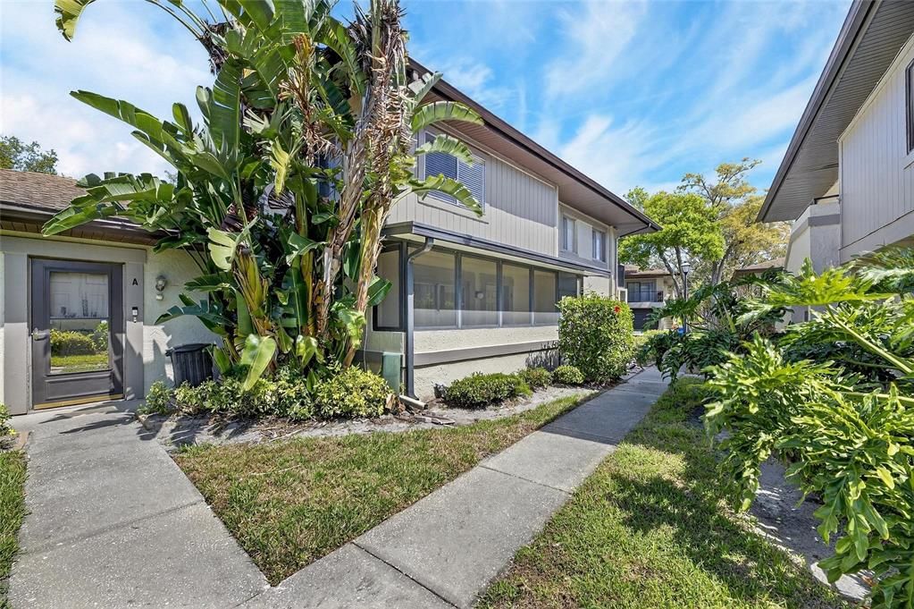 Active With Contract: $133,000 (2 beds, 1 baths, 852 Square Feet)