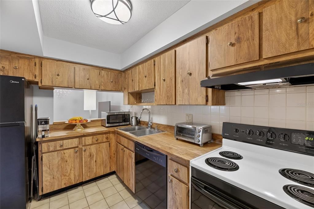 Active With Contract: $133,000 (2 beds, 1 baths, 852 Square Feet)