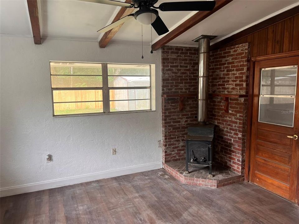 Activo con contrato: $199,000 (3 camas, 1 baños, 1318 Pies cuadrados)